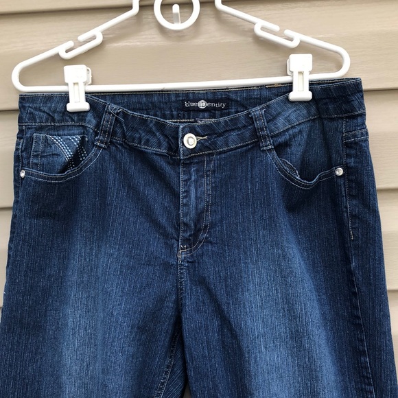 Blue Identity women’s blue denim Capri pants - Picture 2 of 6